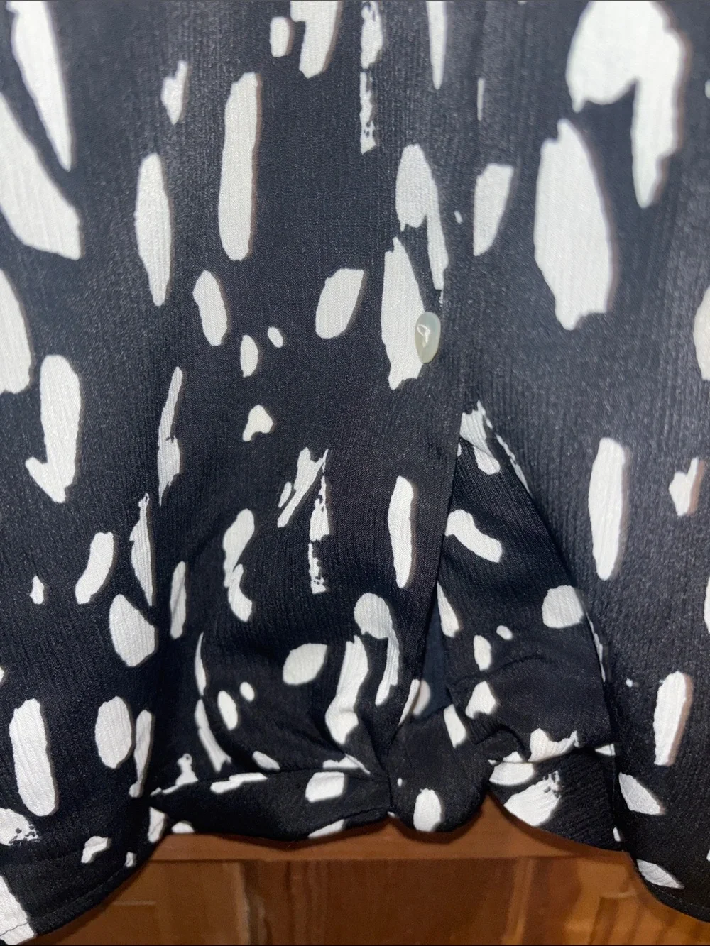 Nine West Black and White Abstract Print Sleeveless V-Neck Camisole - Picture 3 of 6